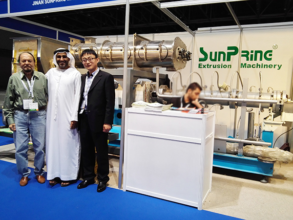 在食品或者飼料處理過(guò)程中雙螺桿膨化機(jī)的功能